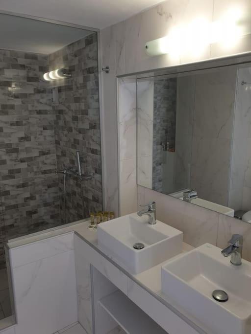 Hh Bay Apartment Logaras Luaran gambar