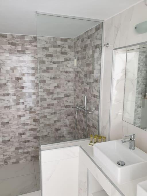 Hh Bay Apartment Logaras Luaran gambar