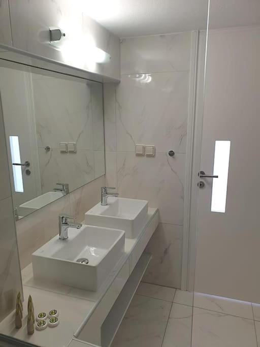 Hh Bay Apartment Logaras Luaran gambar